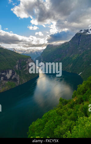 Gejranger fjord - 15 km de long sont des branches du Sunnylvsfjorden, Norvège Banque D'Images