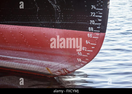 Mesure de niveau d'eau sur un vieux ferry boat Banque D'Images