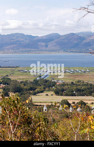 La moitié moitié sur pilotis sur la terre ferme : Haspres Thauk, dans les environs du lac Inle (Myanmar). Haspres Thauk sur le lac Inlé (Birmanie) Banque D'Images