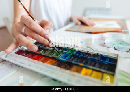 Libre d'ensemble de peintures aquarelle utilisés par femme artiste sur la table dans l'atelier Banque D'Images