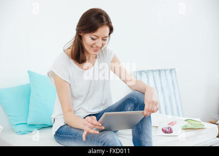Happy Pretty woman painter avec tablet sitting in art studio Banque D'Images