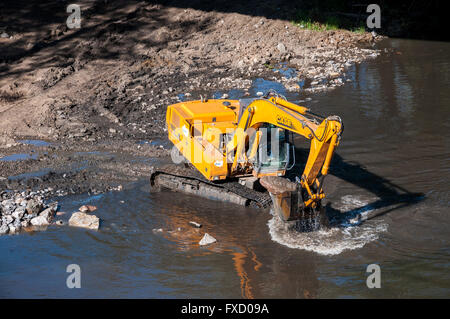 Pelleteuse travaillant dans la rivière Bernesga, dans La Pola de Gordon, province de Leon, Espagne Banque D'Images