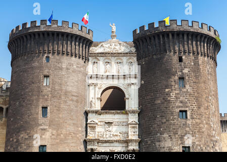 Castel Nouvo. Façade principale du château médiéval dans la région de Naples, Italie. Il a été érigé en 1279, maintenant c'est l'un des principal architecte Banque D'Images