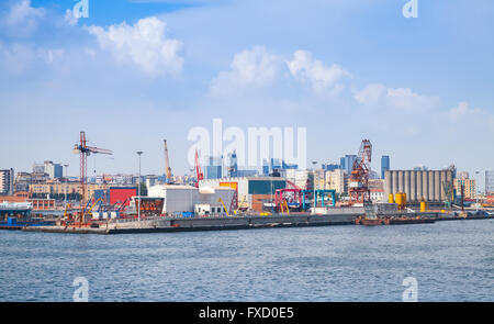 Port de Naples, ville côtière avec des bâtiments industriels Banque D'Images