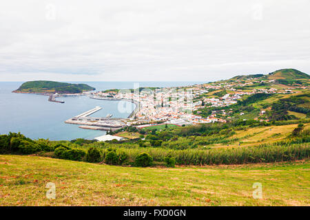 Horta, capitale de l'île de Faial, Portugais Région autonome des Açores, vue depuis le pont da Espalamaca Banque D'Images
