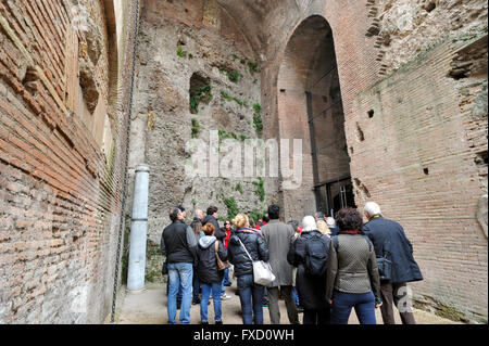 La rampe impériale de Domitien a été l'entrée du Palais Impérial sur le Mont Palatin, le Forum Romain, Rome, Italie. Banque D'Images