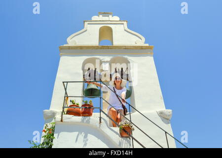 Girl standing sous une petite église beffroi Banque D'Images