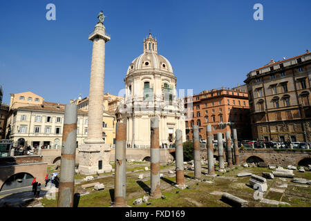 Italie, Rome, Forum Trajan, Basilique Ulpia, colonne Trajan et église Santissimo Nome di Maria al Foro Traiano Banque D'Images