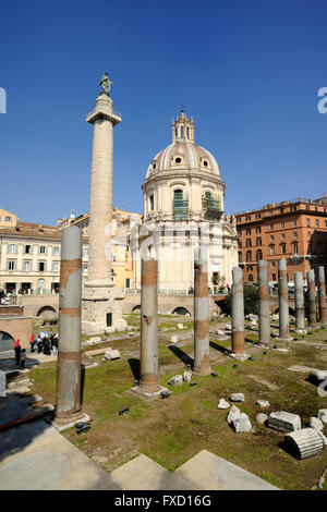 Italie, Rome, Forum Trajan, Basilique Ulpia, colonne Trajan et église Santissimo Nome di Maria al Foro Traiano Banque D'Images