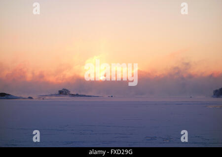 Lever du soleil d'hiver par la mer Baltique Banque D'Images