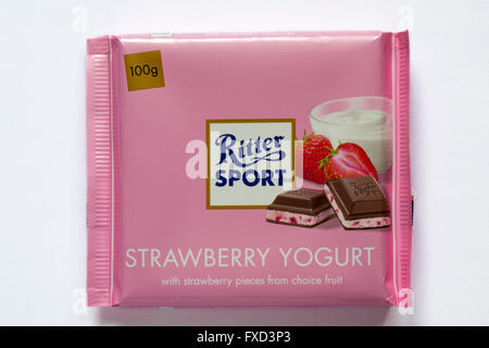 Bar de Ritter Sport yogourt aux fraises avec morceaux de fraises de choix de chocolat fruits isolé sur fond blanc Banque D'Images