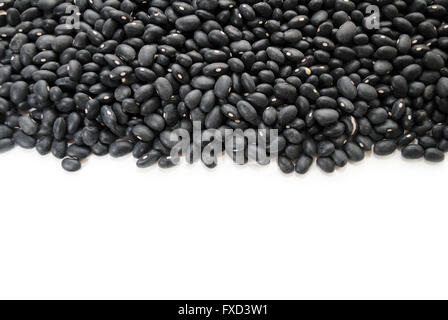 Les haricots noirs secs isolated on White with Copy Space Banque D'Images
