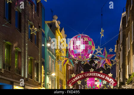 Carnaby Street à Noël, avec des décorations de rue et des lumières suspendues au-dessus de Soho Street dans le West End de Londres, Londres, Royaume-Uni Banque D'Images