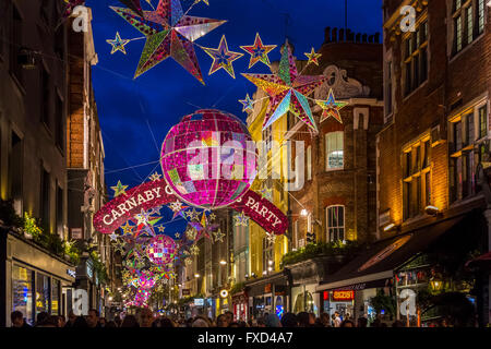 Carnaby Street à Noël, avec des décorations de rue et des lumières suspendues au-dessus de Soho Street dans le West End de Londres, Londres, Royaume-Uni Banque D'Images