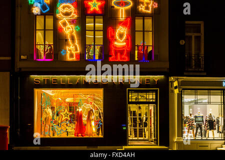 Une vitrine à Noël dans le magasin Stella McCartney ,30 rue Bruton, Londres, Royaume-Uni Banque D'Images