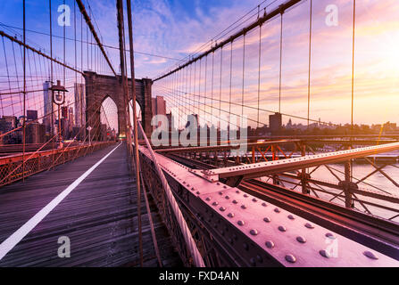 New York City, USA, tôt le matin sur le célèbre Pont de Brooklyn Banque D'Images