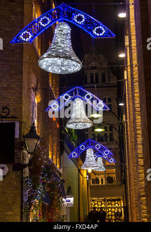 Silver Bell Lumières de Noël dans une cour étroite ,Londres Banque D'Images