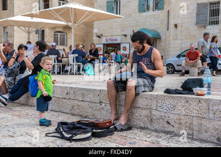 L'homme jouant sur genre de hang drum sur place en face de la synagogue Hurva dans le quartier juif de la vieille ville, Jérusalem, Israël Banque D'Images