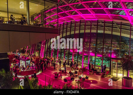 Les gens apprécient une soirée au Sky Garden, au sommet de 20 Fenchurch Street, également connu sous le nom de Walkie Talkie Building, Londres, Royaume-Uni Banque D'Images