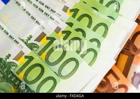 Les espèces en euros de l'argent libre. Cent cinquante euros Billets de fond. Banque D'Images