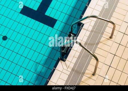 Piscine échelle métallique photo gros plan. Piscine intérieure. Banque D'Images