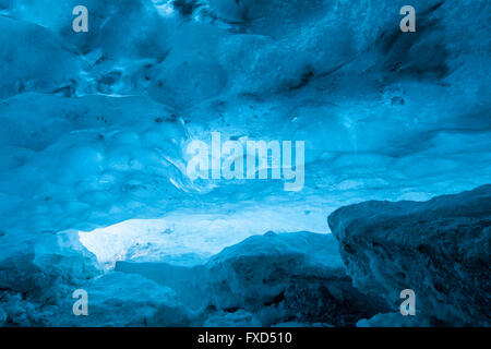 La glace bleu mélangé à des cendres volcaniques dans l'intérieur de la caverne de glace, glacier Breidamerkurjokull en sortie du Glacier Vatnajökull / Vatna, Islande Banque D'Images