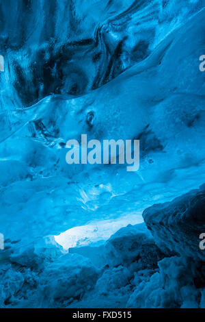 La glace bleu mélangé à des cendres volcaniques dans l'intérieur de la caverne de glace, glacier Breidamerkurjokull en sortie du Glacier Vatnajökull / Vatna, Islande Banque D'Images