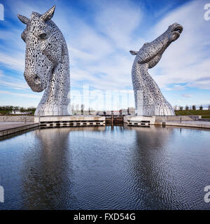 'Le' Kelpies par Andy Scott dans l'Hélix Park, Falkirk, Ecosse. Banque D'Images