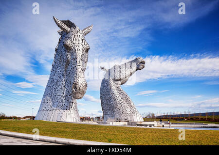 'Le' Kelpies par Andy Scott dans l'Hélix Park, Falkirk, Ecosse. Banque D'Images