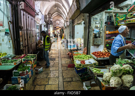 Greengrocery au marché arabe qui s'étend à travers quartiers chrétiens et musulmans sur la vieille ville de Jérusalem, Israël Banque D'Images