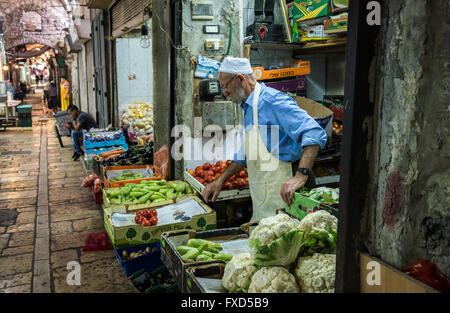 Greengrocery au marché arabe qui s'étend à travers quartiers chrétiens et musulmans sur la vieille ville de Jérusalem, Israël Banque D'Images