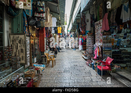 Allée de marché arabe qui s'étend à travers quartiers chrétiens et musulmans sur la vieille ville de Jérusalem, Israël Banque D'Images