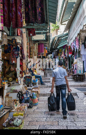 Allée de marché arabe qui s'étend à travers quartiers chrétiens et musulmans sur la vieille ville de Jérusalem, Israël Banque D'Images