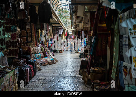 Allée de marché arabe qui s'étend à travers quartiers chrétiens et musulmans sur la vieille ville de Jérusalem, Israël Banque D'Images