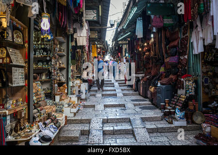 Allée de marché arabe qui s'étend à travers quartiers chrétiens et musulmans sur la vieille ville de Jérusalem, Israël Banque D'Images