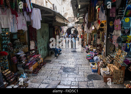 Allée de marché arabe qui s'étend à travers quartiers chrétiens et musulmans sur la vieille ville de Jérusalem, Israël Banque D'Images