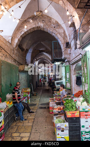 Greengrocery au marché arabe qui s'étend à travers quartiers chrétiens et musulmans sur la vieille ville de Jérusalem, Israël Banque D'Images