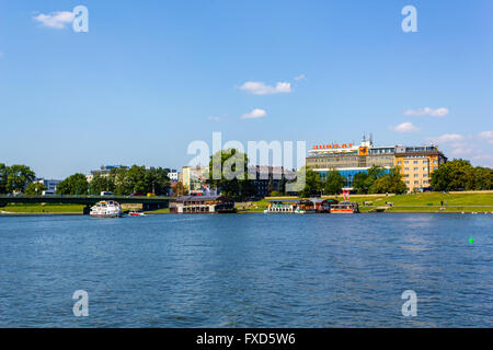 Bateaux transportant les touristes sur la rivière Wisla à Cracovie, Pologne Banque D'Images