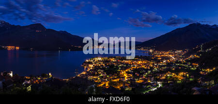 Lago di Como (Lac de Côme) panorama haute définition à l'heure bleue Banque D'Images