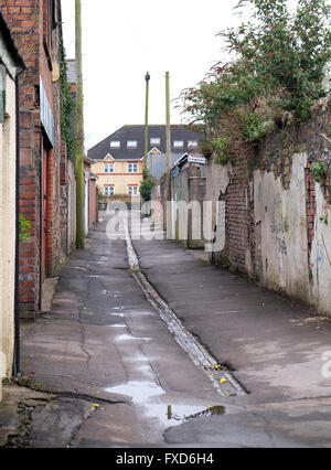 Propres mais très étroite ruelle derrière magasins et maisons de la ville galloise de Cardiff Banque D'Images