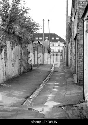 Propres mais très étroite ruelle derrière magasins et maisons de la ville galloise de Cardiff Banque D'Images