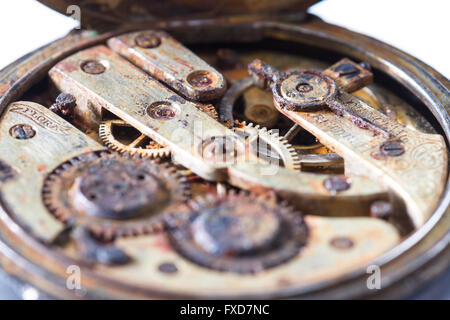 Close up d'une vieille montre de poche avec rusty gears comme concept Banque D'Images