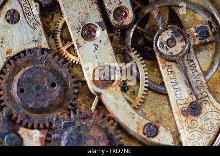 Close up d'une vieille montre de poche avec rusty gears comme concept Banque D'Images