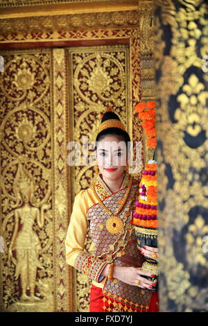LUANG PRABANG, LAOS-Octobre 10, 2015 : pose devant le temple avant le mariage le 10 octobre, Luang Prabang, Laos. Banque D'Images
