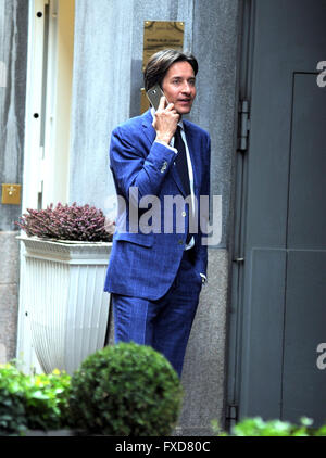 Fashion designer Fiona Swarovski est vu fumer une cigarette avant de payer une visite à la boutique Balenciaga, tandis que mari, Karl-Heinz Grasser de clavardage sur son téléphone en dehors de Global Blue Lounge. La paire sont ensuite vus ensemble marcher autour de Milan. Avec : K Banque D'Images