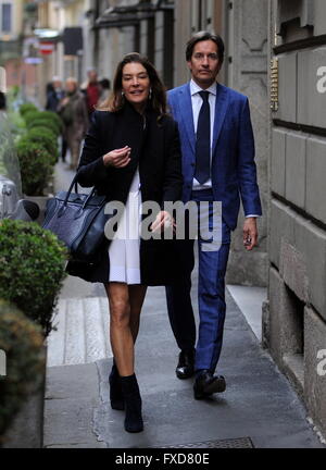 Fashion designer Fiona Swarovski est vu fumer une cigarette avant de payer une visite à la boutique Balenciaga, tandis que mari, Karl-Heinz Grasser de clavardage sur son téléphone en dehors de Global Blue Lounge. La paire sont ensuite vus ensemble marcher autour de Milan. Avec : F Banque D'Images