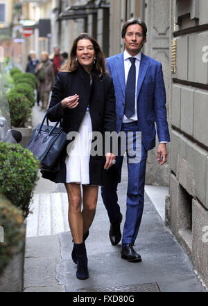 Fashion designer Fiona Swarovski est vu fumer une cigarette avant de payer une visite à la boutique Balenciaga, tandis que mari, Karl-Heinz Grasser de clavardage sur son téléphone en dehors de Global Blue Lounge. La paire sont ensuite vus ensemble marcher autour de Milan. Avec : F Banque D'Images