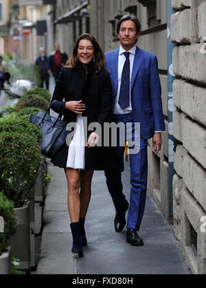 Fashion designer Fiona Swarovski est vu fumer une cigarette avant de payer une visite à la boutique Balenciaga, tandis que mari, Karl-Heinz Grasser de clavardage sur son téléphone en dehors de Global Blue Lounge. La paire sont ensuite vus ensemble marcher autour de Milan. Avec : F Banque D'Images