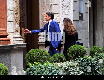 Fashion designer Fiona Swarovski est vu fumer une cigarette avant de payer une visite à la boutique Balenciaga, tandis que mari, Karl-Heinz Grasser de clavardage sur son téléphone en dehors de Global Blue Lounge. La paire sont ensuite vus ensemble marcher autour de Milan. Avec : F Banque D'Images