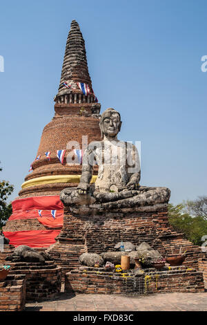 Thaïlande Ayutthaya Wat Worachet Tharam Bouddha assis dans les ruines d'un ancien temple Banque D'Images